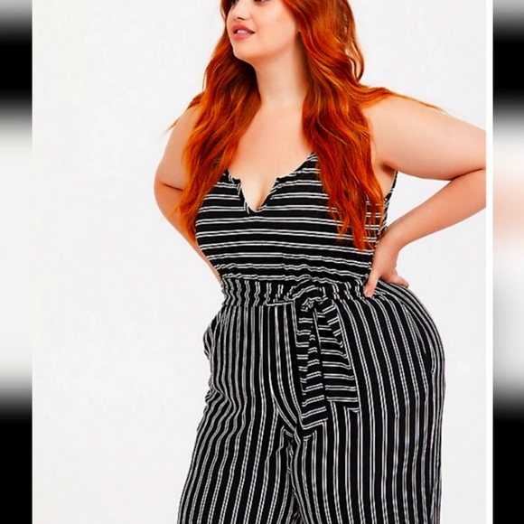 NWT Black and White Striped Cropped Jumper - Picture 2 of 4